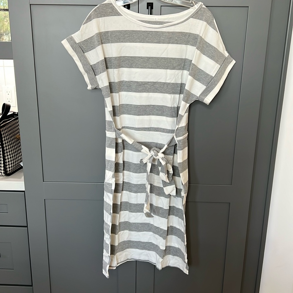NWT{Roselyn}Women’s Sz XL Gray/White Striped Dress
